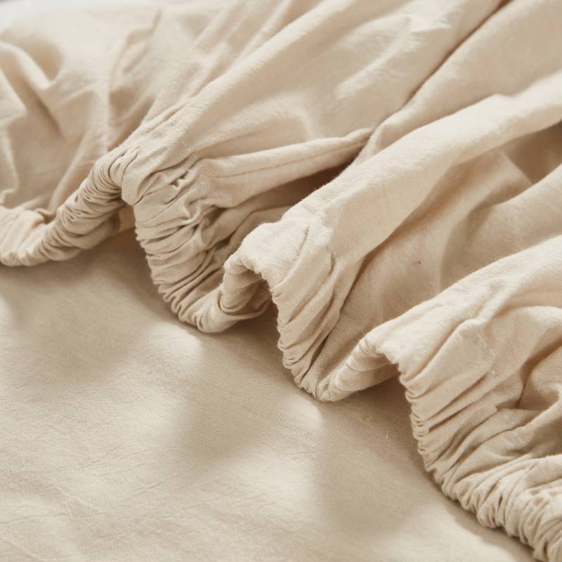 Brandream's baby fitted sheet comes with elastic edges for a better fit on the mattress.