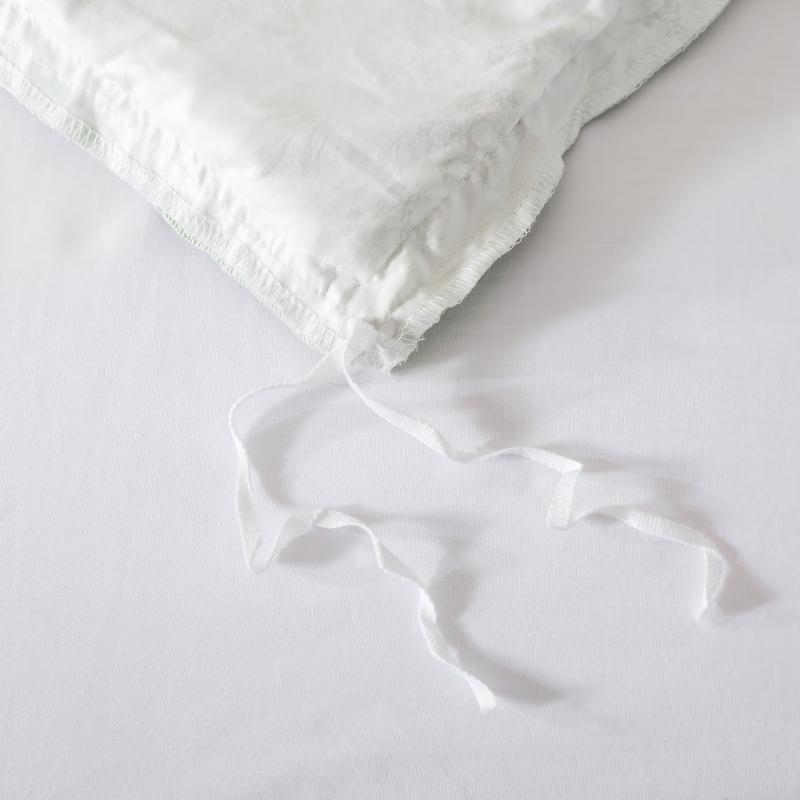 The strap design of this Brandream makes the comforter stay neat and less prone to deformation.