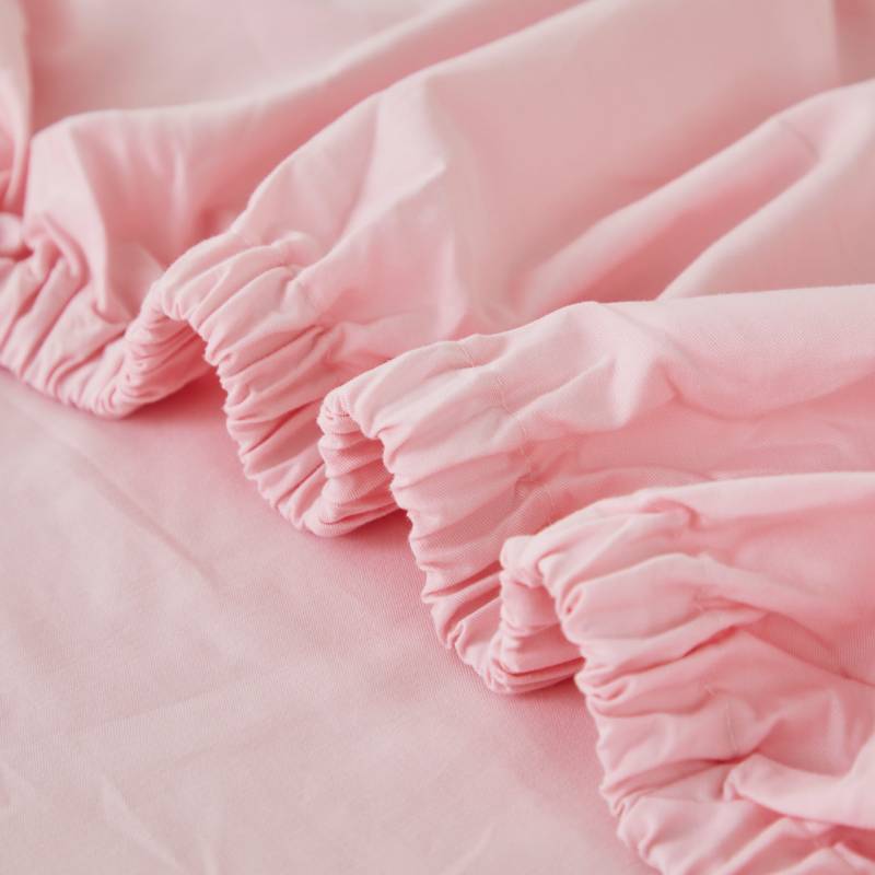 Brandream's baby fitted sheet comes with elastic edges for a better fit on the mattress.