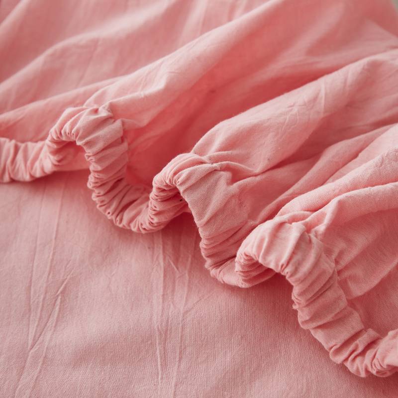 Brandream's baby fitted sheet comes with elastic edges for a better fit on the mattress.