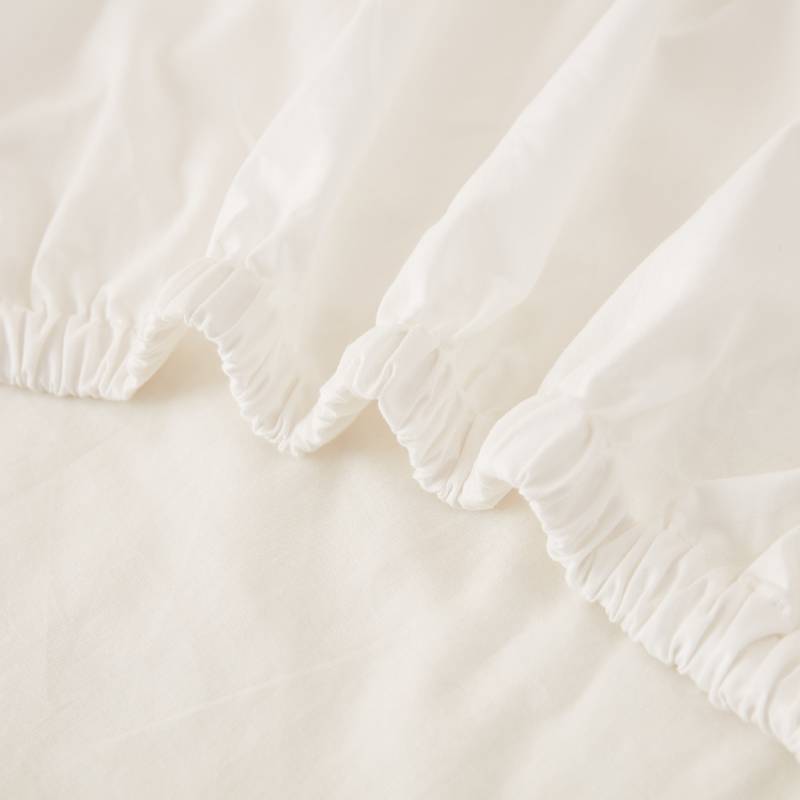 Brandream's baby fitted sheet comes with elastic edges for a better fit on the mattress.