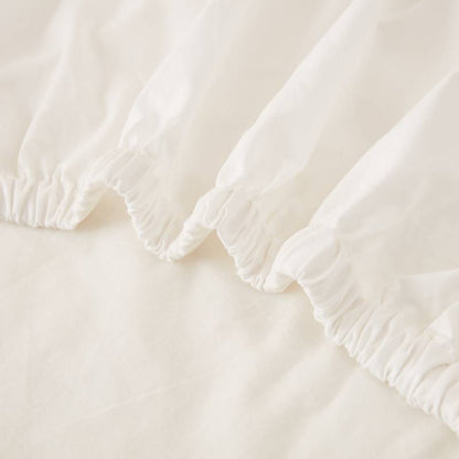 Brandream's baby fitted sheet comes with elastic edges for a better fit on the mattress.