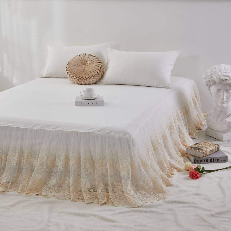 Eleganter cremefarbener Bettrock mit Spitzendesign – Brandream